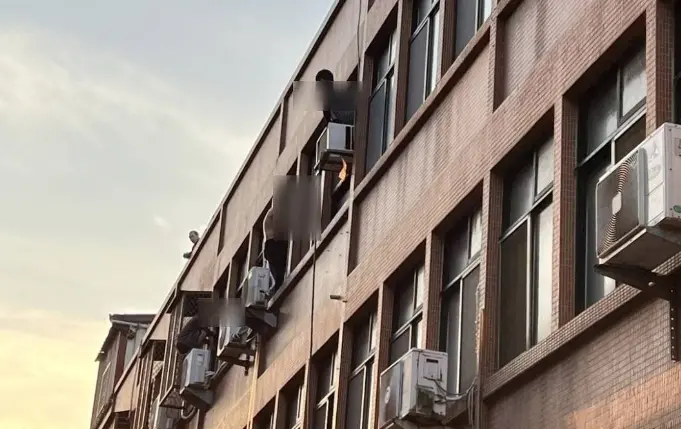 ▲移民署台中市專勤隊今（11）日至清水一處民宅查緝失聯移工，竟有3人攀爬住宅窗外站在3樓高的外牆上。（圖／移民署台中市專勤隊提供）