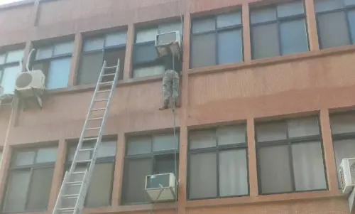 ▲移民署台中市專勤隊今（11）日至清水一處民宅查緝失聯移工，竟有3人攀爬住宅窗外站在3樓高的外牆上。（圖／移民署台中市專勤隊提供）