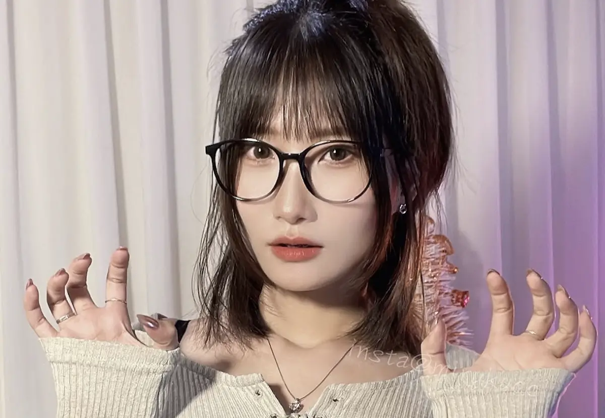 ▲沫沫子發文表示，看演唱會時，坐在自己正前方的觀眾摀著耳朵，此舉讓她很不舒服，沒想到釣出當事人回應，表示是受不了沫沫子尖銳的尖叫聲，才會將耳朵摀起來。（圖／翻攝自沫沫子 IG）