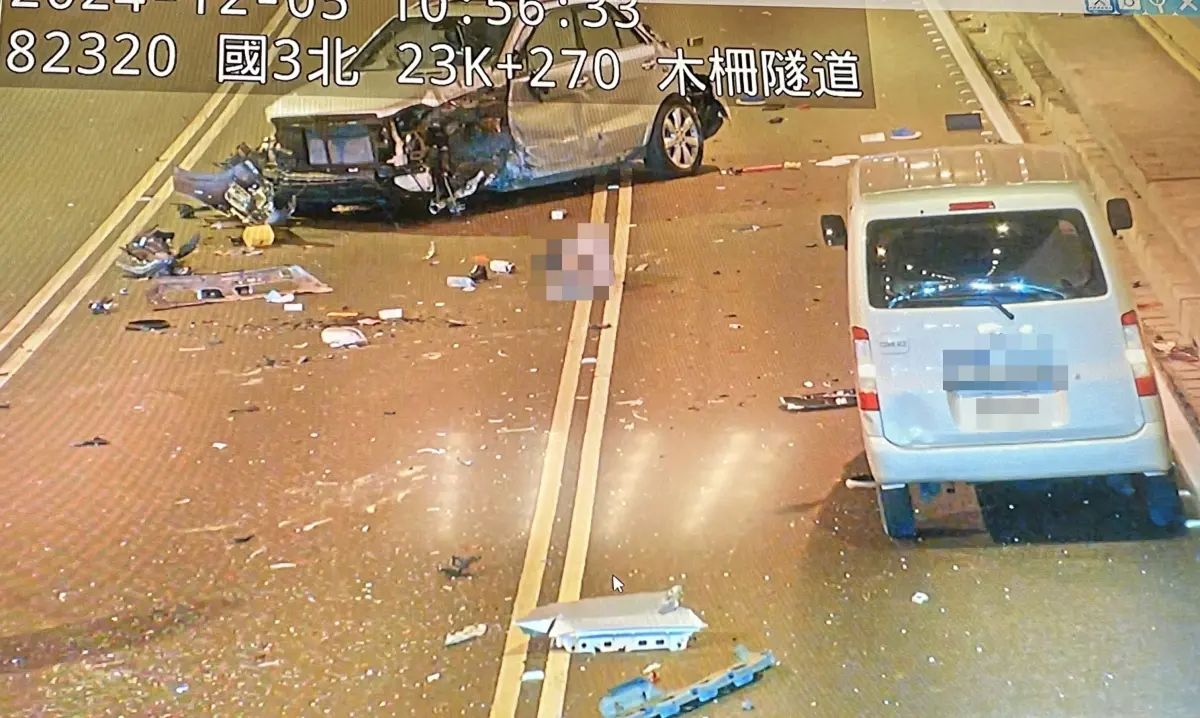 ▲張姓男子疑似未依規定使用安全帶，在車輛撞擊後翻滾時，當場從天窗拋出車外，事發經過全被後方車輛行車記錄器拍下。（圖／國道公路警察局提供）