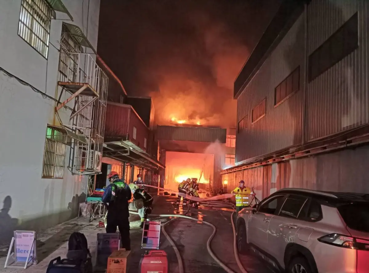 ▲桃園龍潭一處2層樓高的鐵皮工廠，晚間突然竄出火舌，警消獲報救出一人。（圖／桃園市消防局提供）