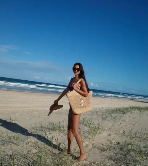 ▲吳速玲在沙灘上拍攝的美照，將她的修長美腿展露無遺。（圖／IG 5400wu）