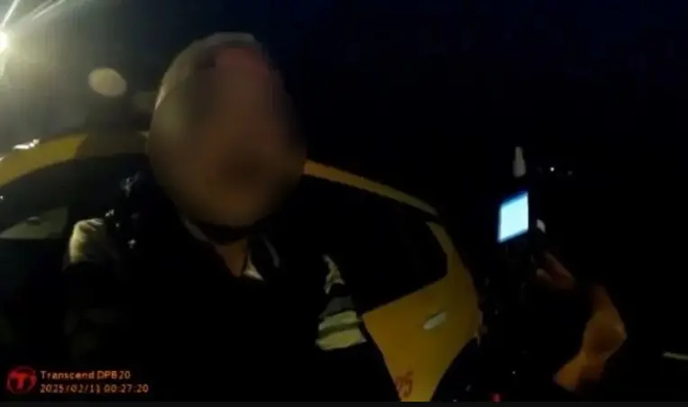 ▲施男深夜酒駕計程車遭警方攔查發現，不但無照駕駛、營業登記證過期，酒測值高達0.57毫克，不滿被逮拉屎在警車上。（圖／翻攝畫面）