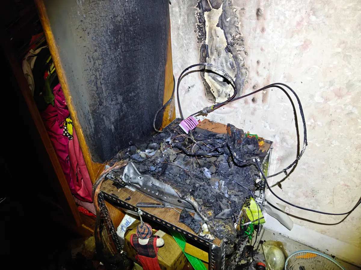 ▲基隆安一路民宅火警，起火點疑似是傳統電視機後方的電線走火。（圖／翻攝畫面）