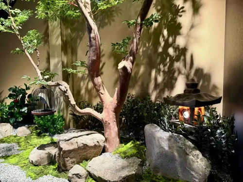 ▲金田屋台灣專賣店內有日式庭院造景，讓人一秒飛到日本。（圖／記者蕭涵云攝）