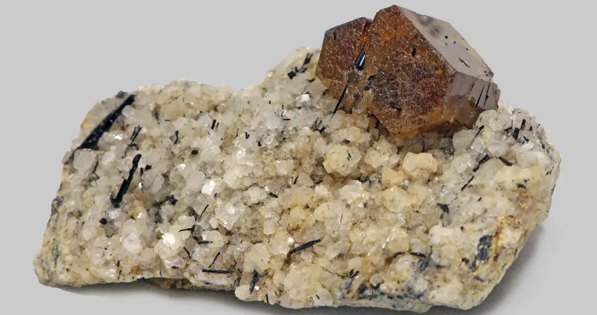 ▲稀土是重要的戰略資源，從化工、醫藥、電子、電動車、再生能源產業、軍事裝備領域，都是不可或缺的材料。（圖／翻攝自reetec.no）