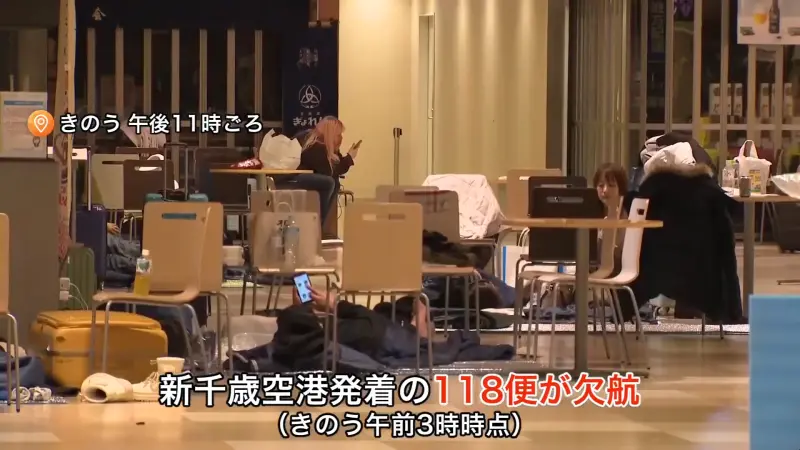 ▲受到風雪影響，北海道新千歲機場11日共有118架航班停飛，導致超過1600名旅客滯留機場，被迫在航廈內過夜。（圖／翻攝自北海道ニュースUHB）