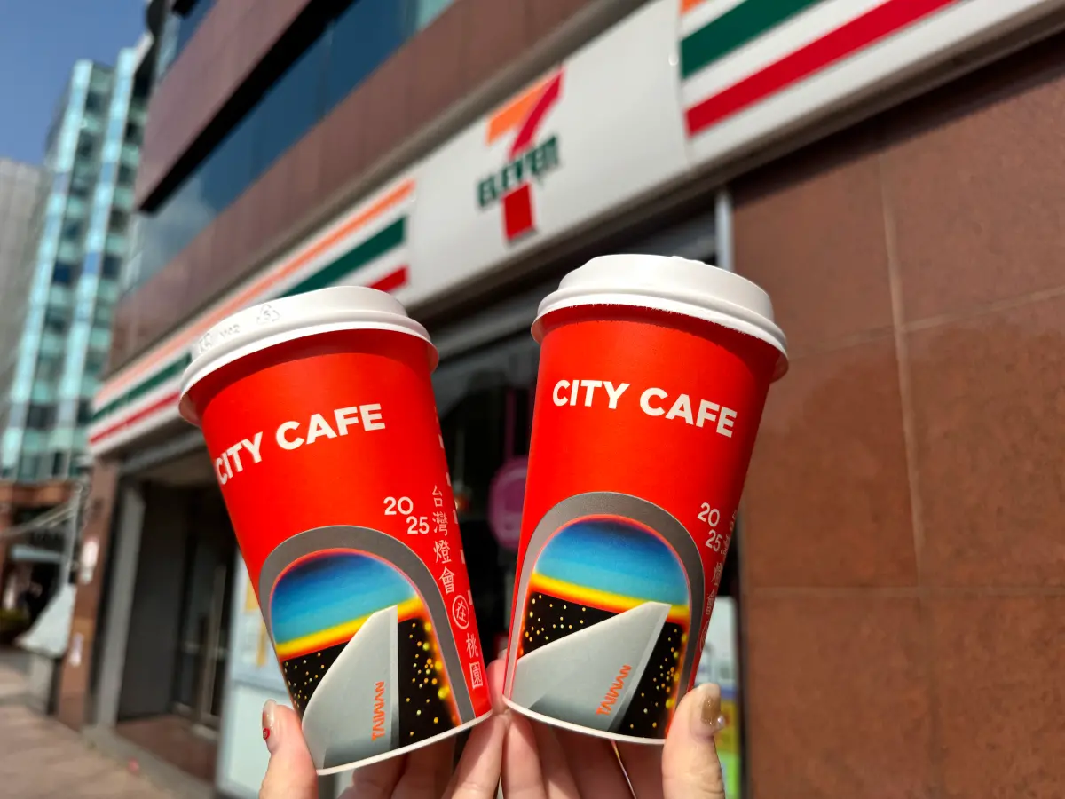 ▲7-11情人節優惠來了！精品美式買2送2、特大杯美式3杯100元、厚乳拿鐵2杯100元。（圖／記者鍾怡婷攝）