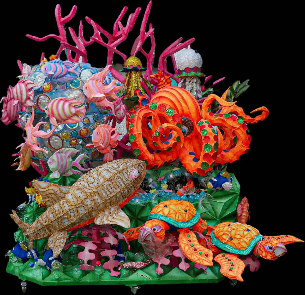 ▲李宗瑞今年和5名獄友一起創作花燈作品「自在．悠游」，耗時9個月製作，參加全國花燈競賽獲得「特優」獎，目前正在燈會會場展出。（圖／矯正署提供）