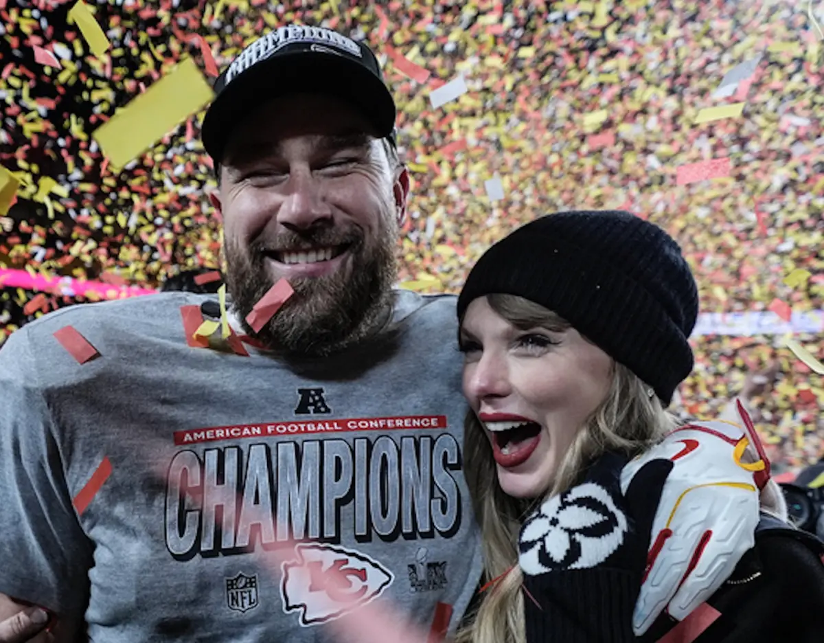 ▲泰勒絲（左）與男友崔維斯凱爾西過去一年多時常在球場上放閃、享受各方愛戴的快樂，情侶諮詢專家認為這種日子太完美，反而不見得是值得推薦的關係。兩人近日都遭到事業上的挫敗，被認為反倒有助於戀情走得長久。（圖／美聯社／達志影像）