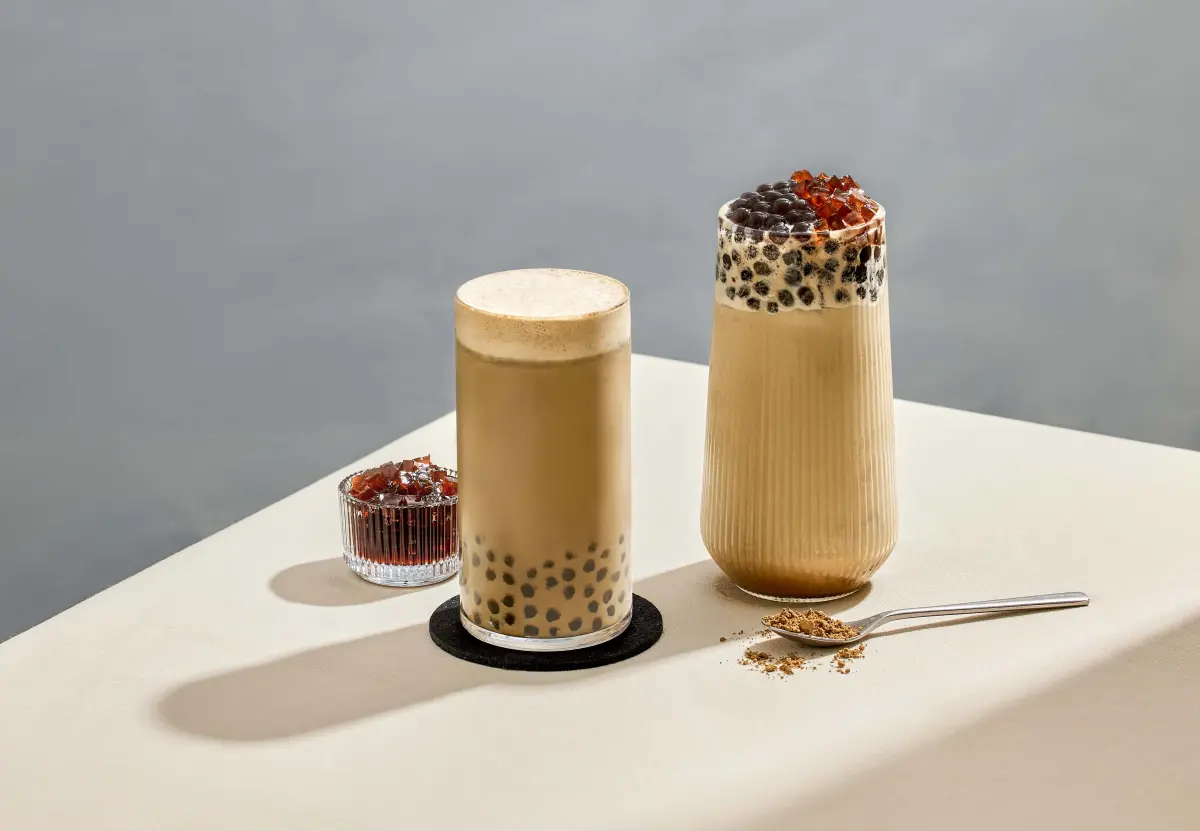 ▲台灣奶茶1杯800元？手搖飲、茶館奶茶價看這。圖為茶湯會「焙茶拿鐵」80元、「焙茶觀音雙Q奶茶」80元。 （圖／春水興業提供）