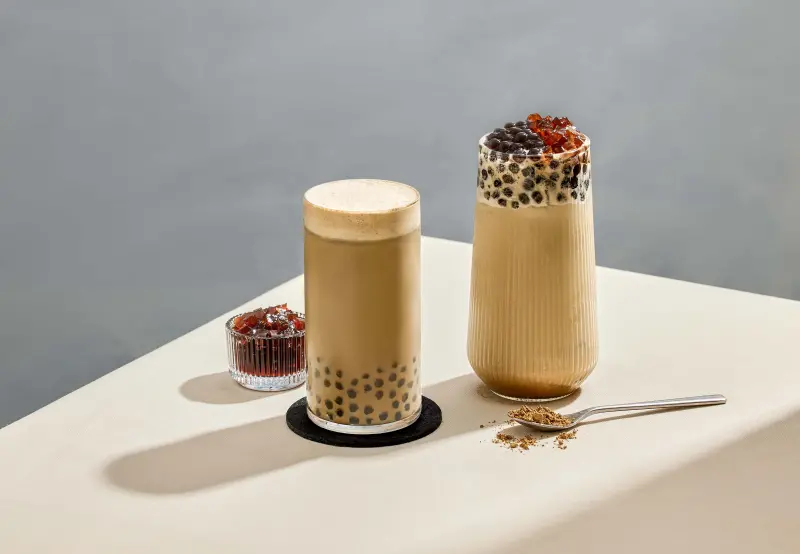 ▲7月台灣人最愛手搖飲料！《網路溫度計DailyView》數據調查網路聲量第一名是20年老牌「茶湯會TP TEA」，焙茶拿鐵聯名MAYBELLINE水光唇釉獲好評，打敗50嵐、清心。（圖／茶湯會提供）