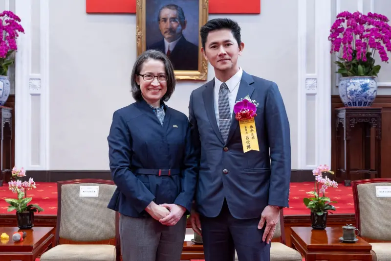 ▲副總統蕭美琴(左)與婕樂纖創辦人呂世博(右)合影。（圖／婕樂纖提供）