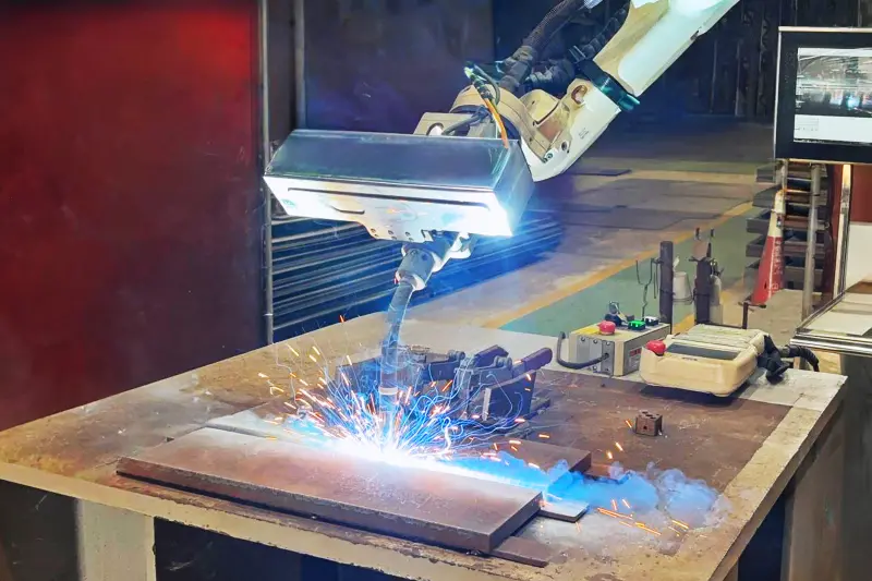 ▲工研院的3D智能焊接AI機器人是全國首創的自動化厚板多道焊接設備，已導入生產線進行驗證，預期可為半導體、厚板高階運具、離岸風電等產業提高12倍產能，並提升20%訂單量。（圖／工研院提供）