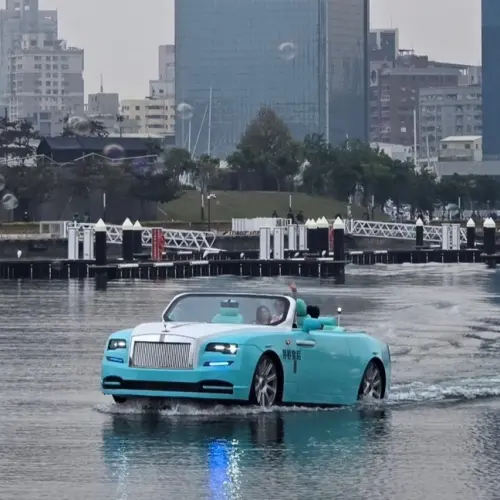 ▲拍攝過程中,熱情的民眾誤為是實境求婚現場,將遊艇駛近,並大聲對男女主角高喊「要幸福」喔,也為拍攝過程意外增添浪漫粉紅泡泡的插曲。(圖/高市警交通大隊提供) ▲拍攝過程中,熱情的民眾誤為是實境求婚現場,將遊艇駛近,並大聲對男女主角高喊「要幸福」喔,也為拍攝過程意外增添浪漫粉紅泡泡的插曲。(圖/高市警交通大隊提供)