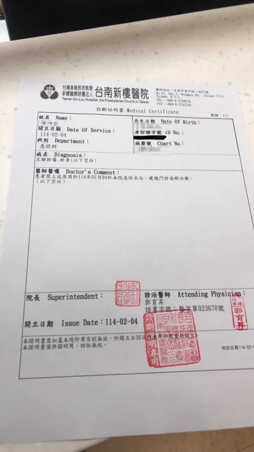 ▲台南一名母親送1歲的女兒去補習班，沒想到接女兒回家時看到臉上有大片抓痕及瘀青，業者聲稱是遭口水巾壓到所致，甚至還打電話要求這名母親「不要驗傷，否則會完蛋」。（圖／翻攝臉書）