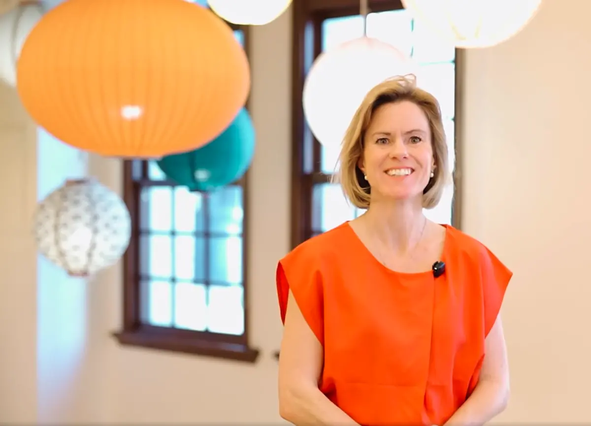 ▲包瓊郁以中文向台灣社會拜個晚年，「祝大家『蛇』（神）來運轉、『蛇』（神）采飛揚」。（圖／截自英國在台辦事處臉書）