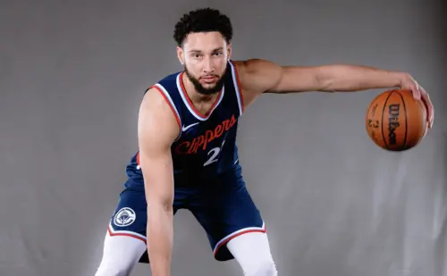 ▲布魯克林籃網日前買斷3屆全明星「控球前鋒」Ben Simmons，並在讓渡完成後隨即加盟洛杉磯快艇，將與James Hardan和Kawhi Leonard聯手，在今（12）日快艇也為他舉辦加盟記者會。（圖／取自洛杉磯快艇官方推特）