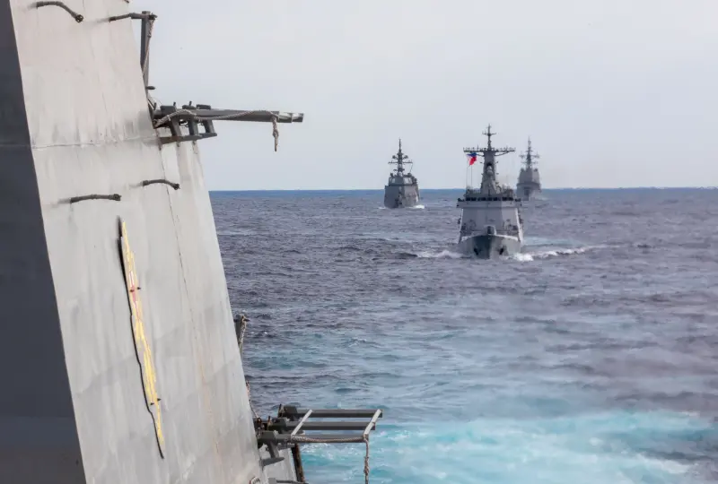 川普重返白宮後美艦首次穿越台海　他一看解放軍反應驚：大事不妙