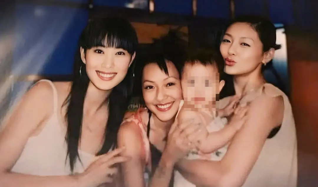 ▲大S（右1）骨灰將樹葬，中國製片人汪子琦認為此舉會讓大S「死無葬身之地」，她更翻牆開轟小S（左2）、賈永婕（左1），憑什麼幫大S決定身後事。（圖／賈永婕臉書）