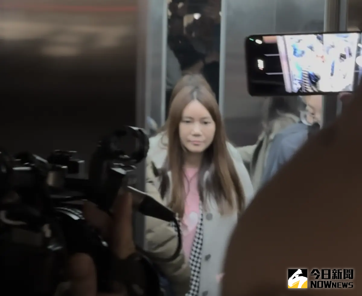 ▲北市議員陳怡君議會辦公室遭用搜索，在士林地檢署人員陪同下，前往士林地檢署複訊。（圖／記者呂炯昌攝，2025.02.12）