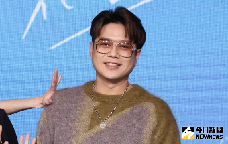 ▲李易（如圖）去年和六月爆婚變差點離婚，李易今（12）出席新戲《第一次遇見花香的那刻2》記者會時被問到，如果老婆愛上的對象是女生能不能接受？恰好六月去年曾和鮮肉教練飄曖昧，李易笑說，不管對象是誰，都只能接受。（圖／記者朱永強攝）