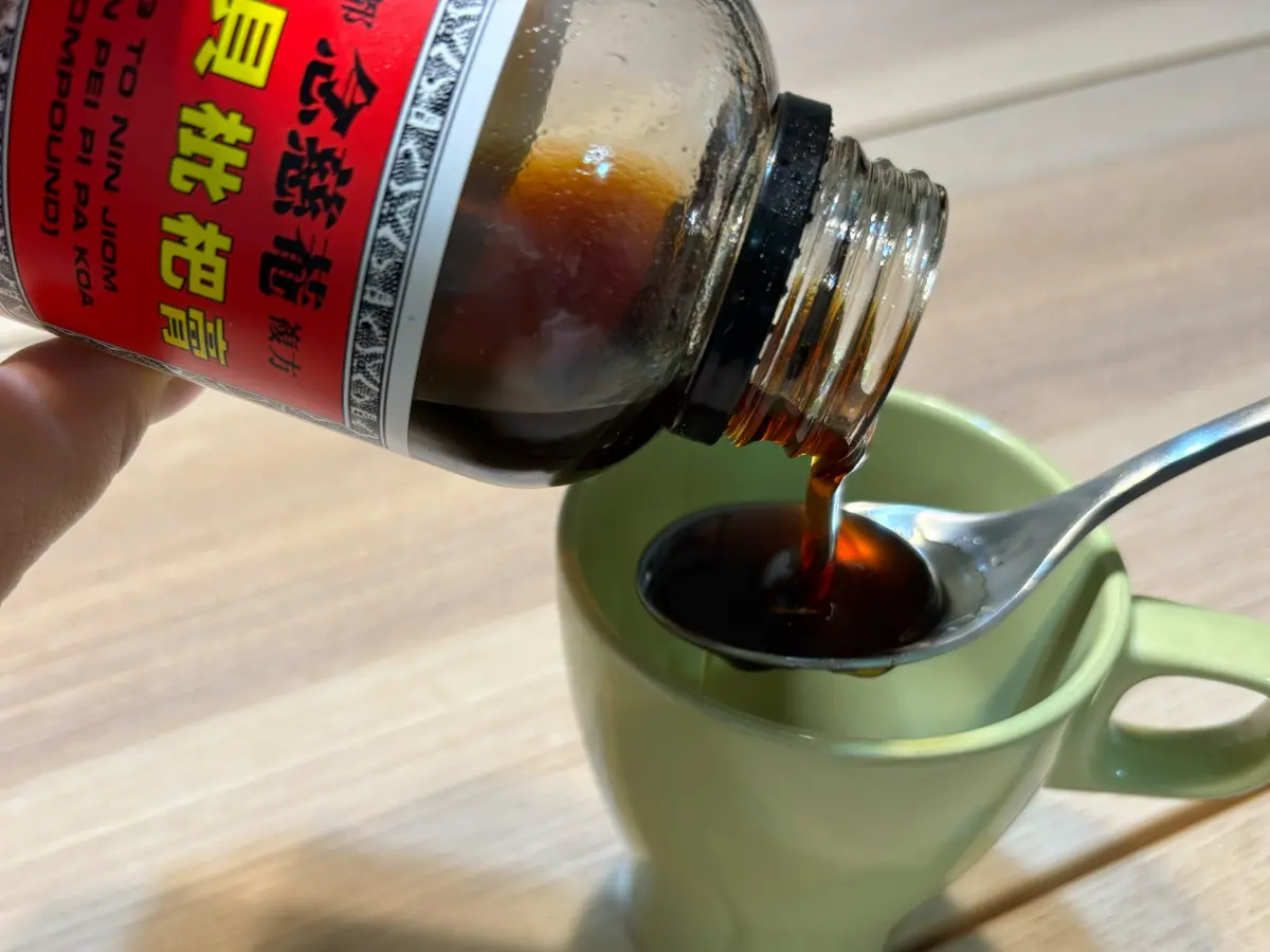 ▲感冒咳嗽喉嚨不適，不少人會吃枇杷膏舒緩，但其實在藥局買的和超商買的不一樣，藥師揭止咳關鍵。（圖／記者徐銘穗攝）