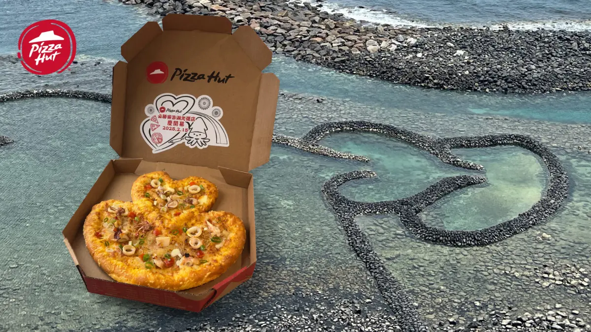 ▲必勝客2025年首度登陸澎湖！以菊島知名網紅景點「雙心石滬」為靈感，獨家打造「雙心澎湖XO小卷披薩」，每天免費送50個；全台加碼情人節優惠一次整理。Popeyes炸雞也有愛心比司吉。（圖／必勝客提供）