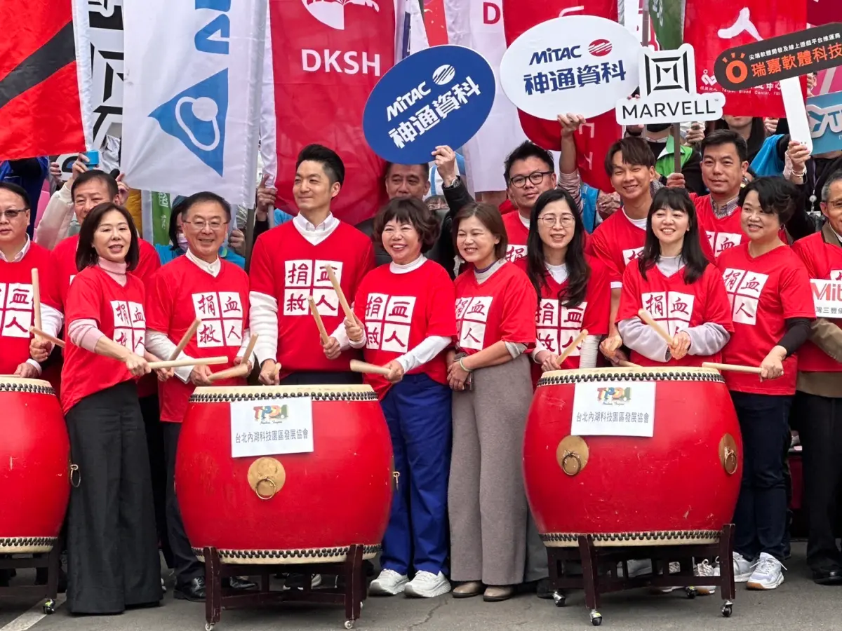 ▲立委李彥秀、前立委高嘉瑜今（12）日均出席第12屆內科千人捐血活動，2人中間相隔5人，包括台北市長蔣萬安。（圖／讀者提供）