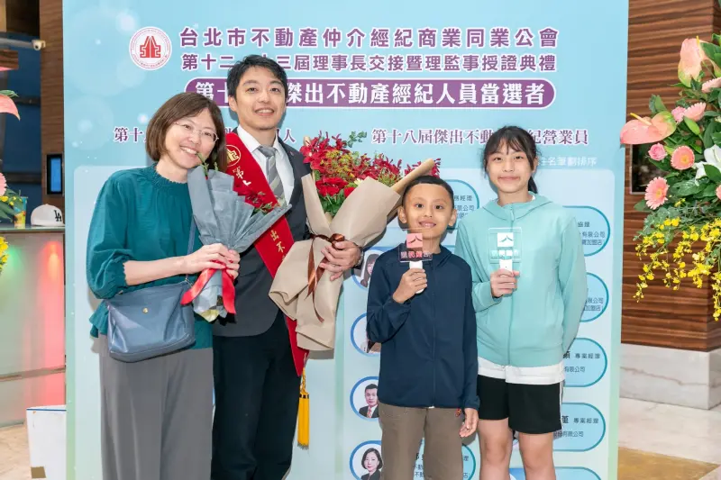 ▲信義房屋日本事業部傑出經紀人唐國軒（左2），克服跨文化交流困難，以專業知識與熱情提供客戶最優質的服務，榮獲「傑出不動產經紀人」獎肯定。（圖／信義房屋提供）