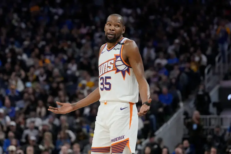 ▲太陽當家球星Kevin Durant這一場高效砍下34分，卻也難以拯救球隊。在比賽中太陽中鋒Mason Plumlee一次隨意的「花式傳球」，讓他非常不滿，口中不斷碎念。（圖／美聯社／達志影像）