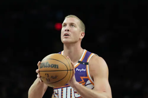 太陽中鋒Mason Plumlee一次隨意的「花式傳球」,讓Kevin Durant非常不滿。 ▲太陽中鋒Mason Plumlee一次隨意的「花式傳球」,讓Kevin Durant非常不滿。(圖/美聯社/達志影像)