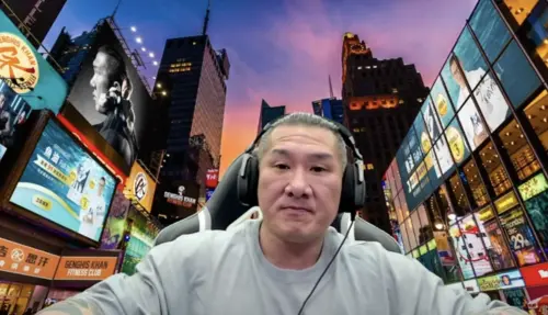 ▲網紅館長陳之漢昨（12）晚開直播痛罵，民進黨連分屍案無法開挖化糞池都推給藍白。（圖／取自館長惡名昭彰YouTube頻道）
