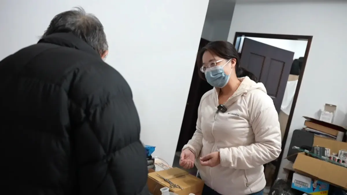 ▲藥師張倪芳走進長照個案家庭，給予用藥諮詢與專業協助。（圖／記者王郁勳攝。）