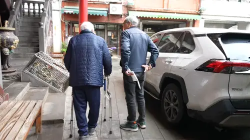 ▲偏鄉民眾下山領藥飽受舟車勞頓之苦，李世揚送藥服務為長者減輕不少負擔。（圖／記者王郁勳攝。）