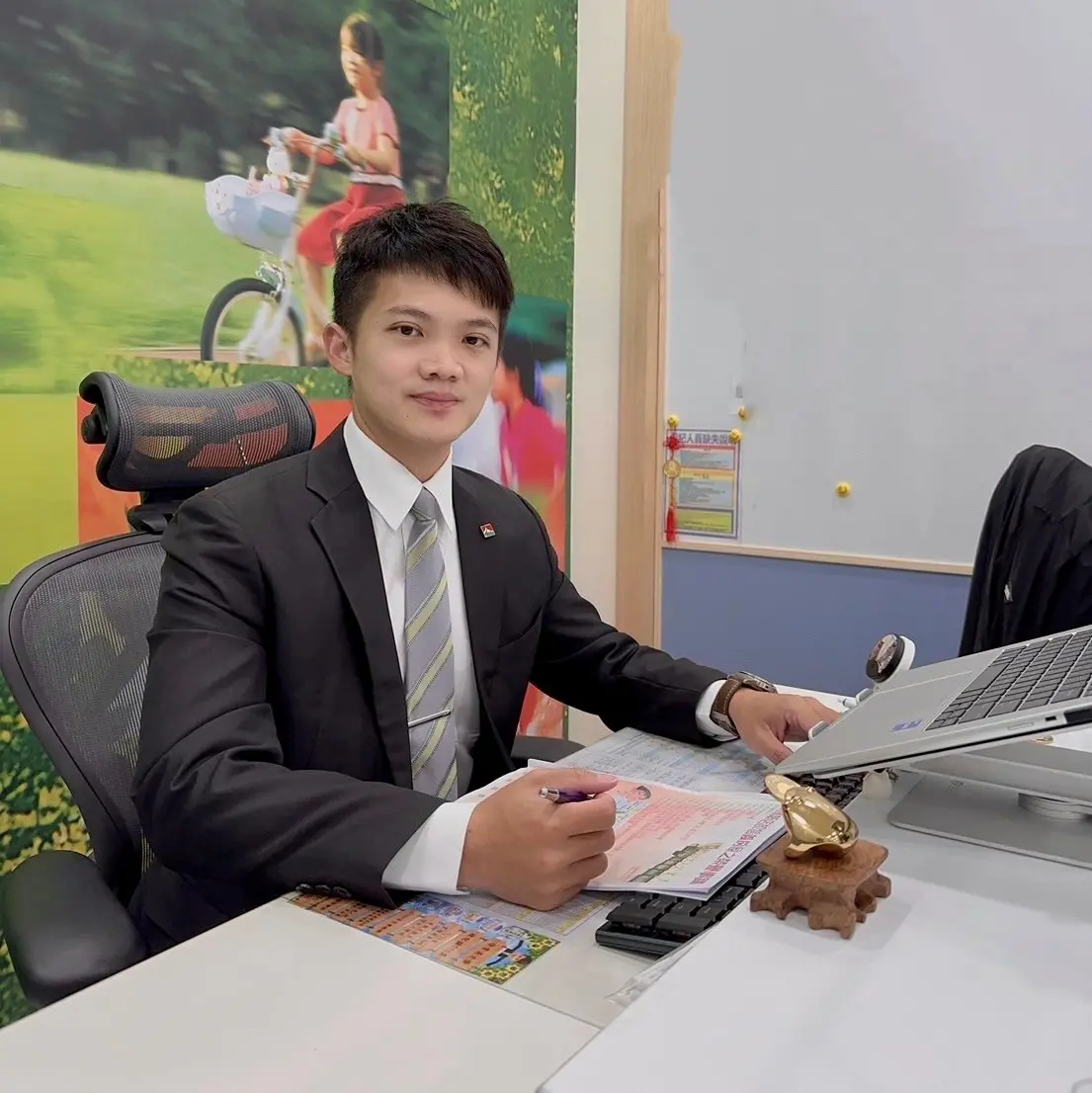 ▲信義房屋中和景新店店長陳威瑜從麥當勞餐廳襄理轉職當房仲，將速食店管理概念挪用到店務管理，屢創經營佳績。（圖／信義房屋提供）