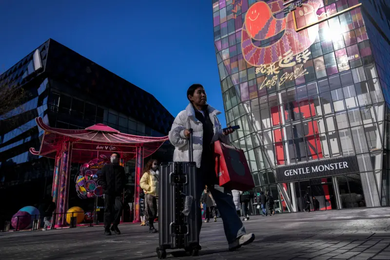 ▲儘管春節期間消費支出有所回升，中國經濟仍然陷入困境，更面臨著通貨緊縮、國內消費低迷、生產放緩以及美國川普近來掀起的關稅戰等4大威脅。（圖／美聯社／達志影像）