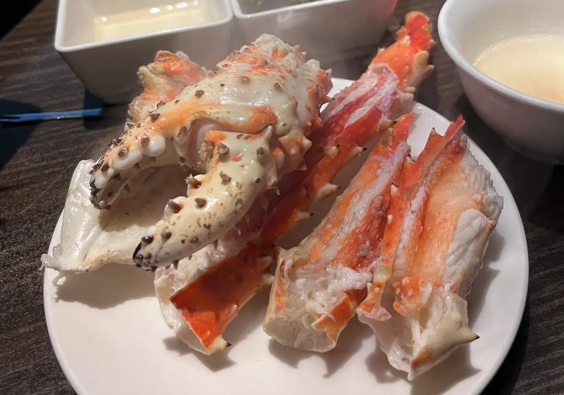 ▲「品帝王蟹火鍋」CP值爆表可以無上限狂嗑帝王蟹，且還有A5和牛、伊比利豬、天使紅蝦等高檔食材吃到飽，就連飯後甜點都讓人吃上癮。（圖／記者賴禹妡攝）