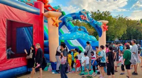 ▲江和樹的充氣城堡嘉年華吸引無數親子投入，規模大到可區分小童（左）和大童區，讓爸媽更安心。（圖／立德里長江慶賢提供，2025.02.12）