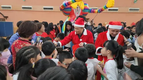 ▲顏寬恒每年耶誕節都會舉辦活動，並扮演耶誕老人。（圖／翻攝顏寬恒臉書，2025.02.12）
