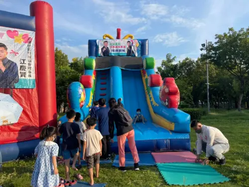 ▲立德里長江慶賢還在舖安全地墊，小朋友已迫不及待奔上充氣城堡。（圖／立德里長江慶賢提供，2025.02.12）