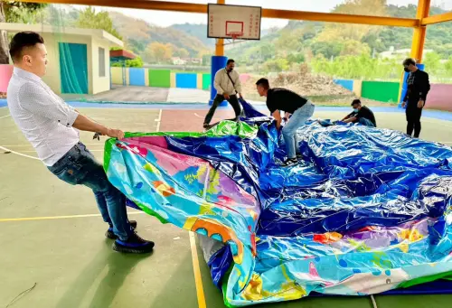 ▲想體驗當里長有多辛苦，先學學怎麼收拾充氣城堡吧！（圖／立德里長江慶賢提供，2025.02.12）