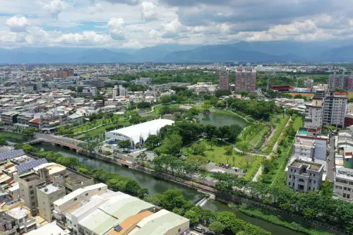 ▲屏東縣政府推出「買厝住屏東,縣府挺起家」買房補助方案,最高可貸85成,加上信貸額度,金額上限最高1100萬元,可貸40年、寬限期最長5年。(圖/屏東縣政府提供) ▲屏東縣政府推出「買厝住屏東,縣府挺起家」買房補助方案,最高可貸85成,加上信貸額度,金額上限最高1100萬元,可貸40年、寬限期最長5年。(圖/屏東縣政府提供)
