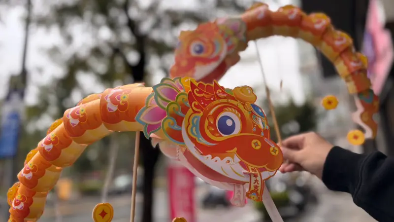 ▲只要到高雄觀光圈店家消費滿200元就可獲得限量卡哇伊小蛇提燈。（圖／茂管處提供）