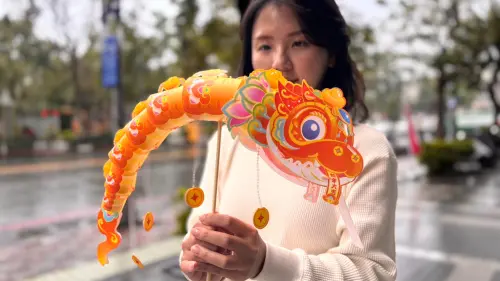 ▲ 小蛇提燈象徵象徵財富圓滿、蛇年大吉相當喜氣。（圖／茂管處提供）