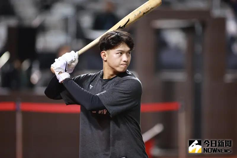 ▲前中華隊經典賽主帥「草總」謝長亨和中華職棒傳奇球星「東哥」黃忠義，也分享他們的心目中的先發打線（在正式名單出來之前），而兩人的前三棒不約而同都是曾子祐（圖中者）、張育成、陳傑憲。（圖／記者葉政勳攝 , 2025.02.12）