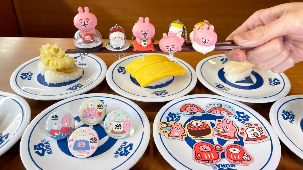 ▲搶錢小土匪「卡娜赫拉的小動物」粉紅兔兔與P助現身藏壽司，2月21日開搶13款扭蛋爽拿公仔吊飾、胸章和磁貼兩件套！2月19日開吃「海陸名品祭」8款豪邁美食；壽司郎則聯名「黑雷神卡達拉娜」。（圖／藏壽司提供）