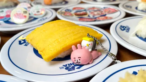 ▲跟玉子燒一樣只想躺著的兔兔和P助，有夠搞笑。（圖／藏壽司提供）