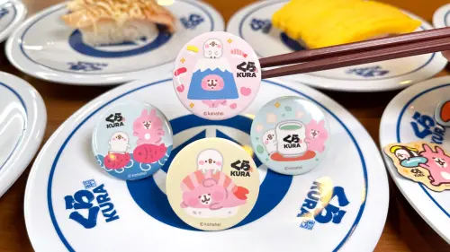 ▲4款粉嫩色調的「卡娜赫拉的小動物胸章」。（圖／藏壽司提供）