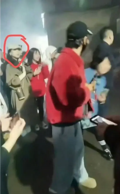 ▲黃曉明過年到福建湄洲島拜拜，被眼尖的網友發現葉珂其實也在旁邊。（圖／翻攝自衝浪小魚兒微博）
